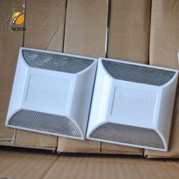 Yellow Flashing Cat Eyes Aluminum Raised Solar Road Stud On 
